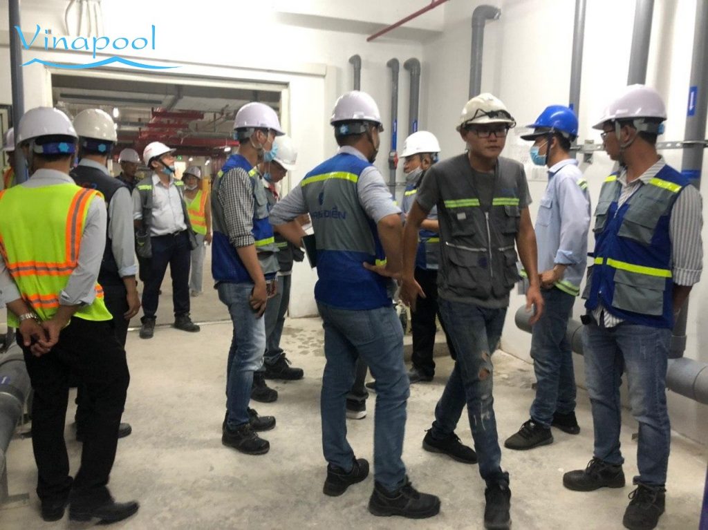 Công tác kiểm tra thiết bị phòng máy lọc hồ bơi 