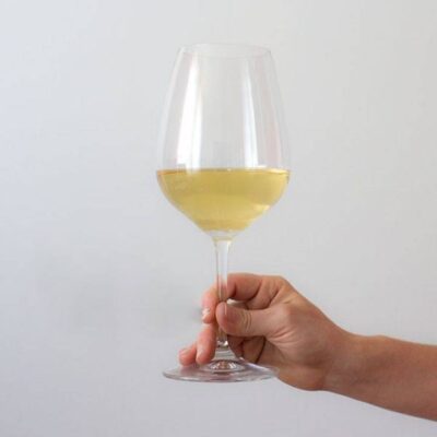 VianPool cach-cam-ly-ruou-vang-2